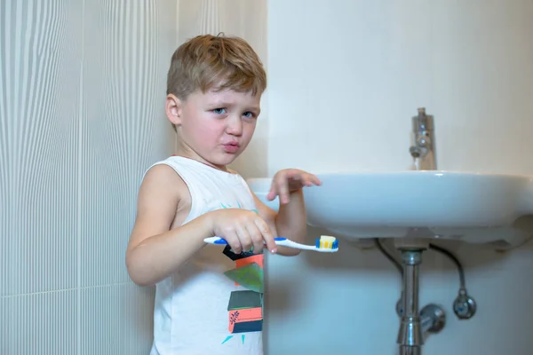 Malý chlapec čistí zuby v koupelně. Royalty Free Stock Fotografie