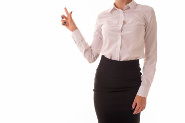 Kız eliyle beyaz bir arkaplanı işaret ediyor.. 