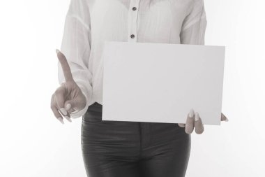 Elinde boş bir çarşaf tutan kız.. 