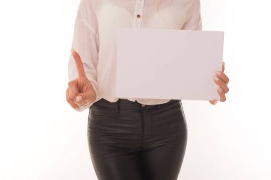 Beyaz arka planda elinde bir tabela tutan bir kız.