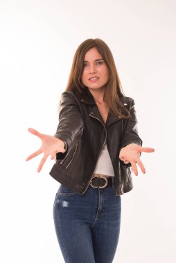 Genç kız ellerini uzat ve kameraya bak..