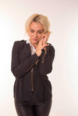 Üzgün kız, üzgün yüzüyle beyaz arka planda duruyor..