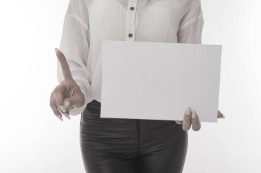 Elinde boş bir çarşaf tutan kız..