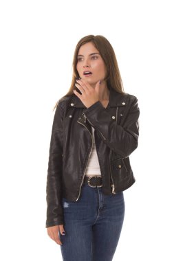 Şaşırmış bir kız beyaz arka planda duruyor.. 