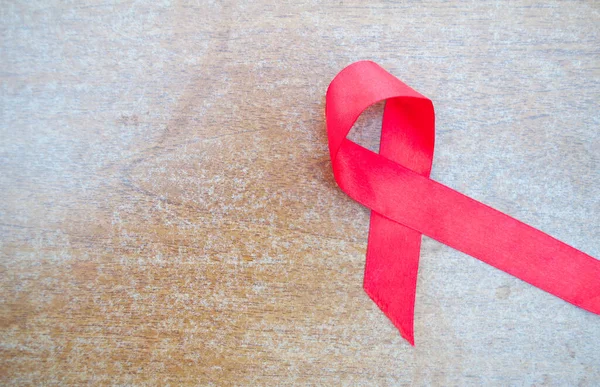 AIDS farkındalık kurdelesi, kırmızı kurdele, HIV farkındalığı konsepti, dünya AIDS günü. Dünya AIDS Yetimleri Günü. Farkındalık Ayı