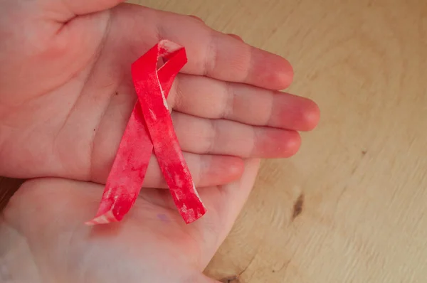 AIDS farkındalık kurdelesi, kırmızı kurdele, HIV farkındalığı konsepti, dünya AIDS günü. Dünya AIDS Yetimleri Günü. Farkındalık Ayı