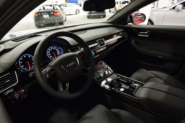 Audi A8l W12 2014 Interieur Redaktionelles Stockfoto