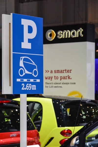 Slimme auto parkeren teken op de Autosalon van Genève — Stockfoto