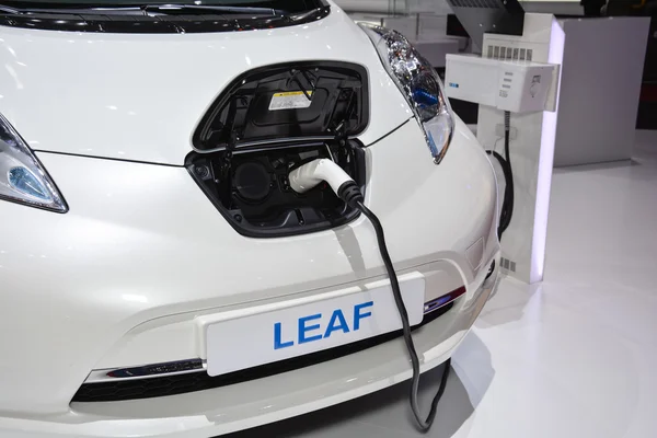 Nissan Leaf and charging station at the Geneva Motor Show — Stock Photo, Image