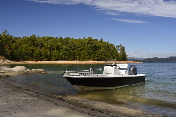 Fishing boat on the shore — Stock Photo, Image