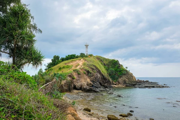 Beyaz fenerli yeşil kayalık bir pelerin. Tropik deniz manzarası. Koh Lanta, Tayland.
