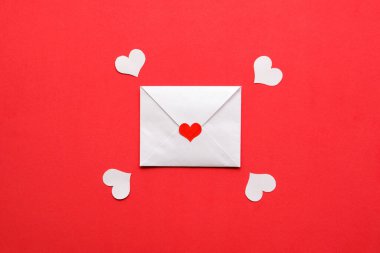 Kırmızı zemin üzerinde kırmızı kalp olan beyaz sevgililer günü kartı