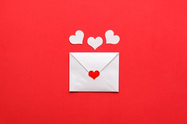 Valentine brev på röd bakgrund. Vita hjärtan ovan — Stockfoto