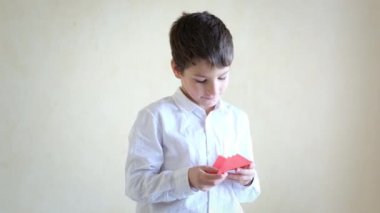 Aşık küçük bir çocuk sevgililer günü kartı yaptı ve mutlu oldu.