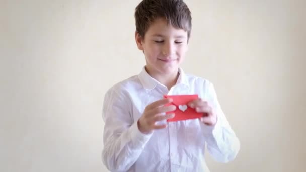 Glücklicher kleiner Junge erhielt eine Valentinskarte — Stockvideo