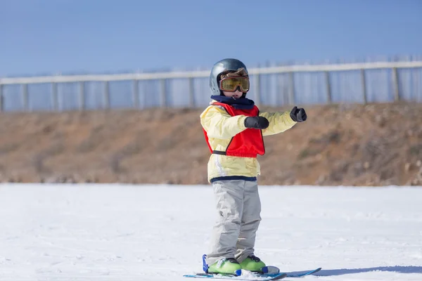 Jongen skiing — Stockfoto