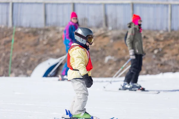 Sidovy av liten pojke på ski resort — Stockfoto