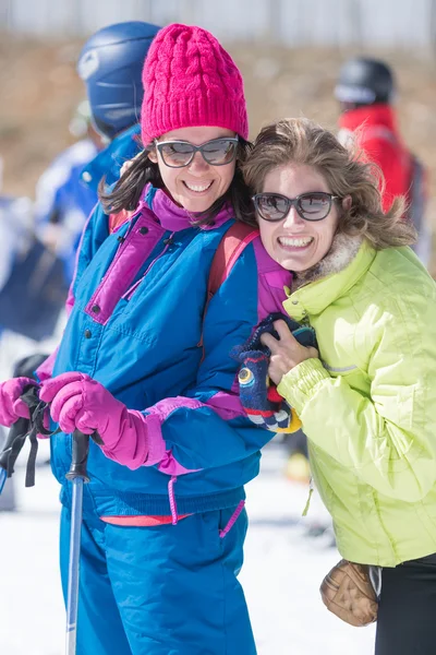 Due donne sorridenti in occhiali da sole — Foto Stock