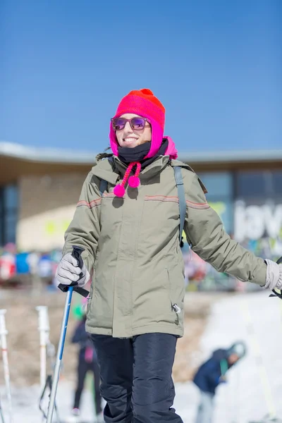 Kvinna som bär ljus hatt och solglasögon — Stockfoto