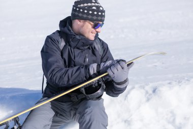 Adam el ile Temizleme snowboard