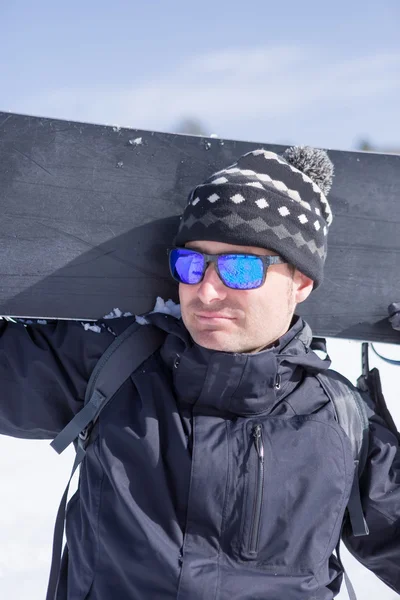 Närbild av mannen hålla snowboard — Stockfoto