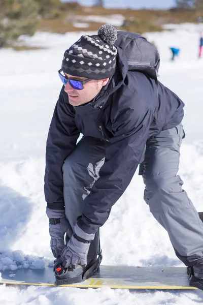 Γκρο πλαν του άνδρα που φοράει snowboard — Φωτογραφία Αρχείου