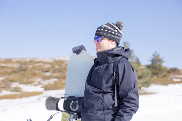 Fredlig man med snowboard — Stockfoto