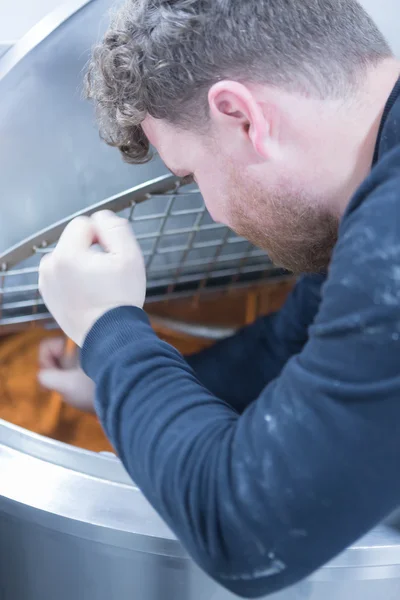 Man roert bier in de ketel — Stockfoto