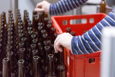 Adam alarak boş şişeler