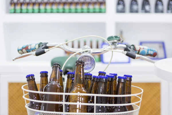 Bicycle basket with beer bottles — Stock Photo, Image