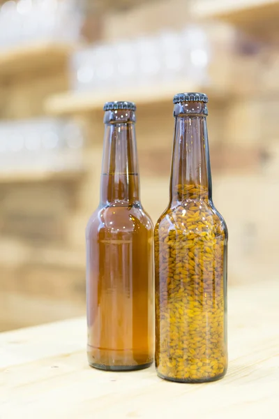 Botellas sobre mesa de madera — Foto de Stock