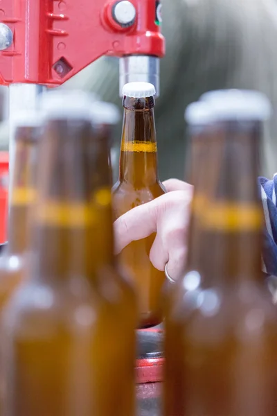 Hombre sosteniendo botella de cerveza artesanal — Foto de Stock