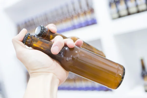 Hombre sosteniendo botellas de cerveza — Foto de Stock