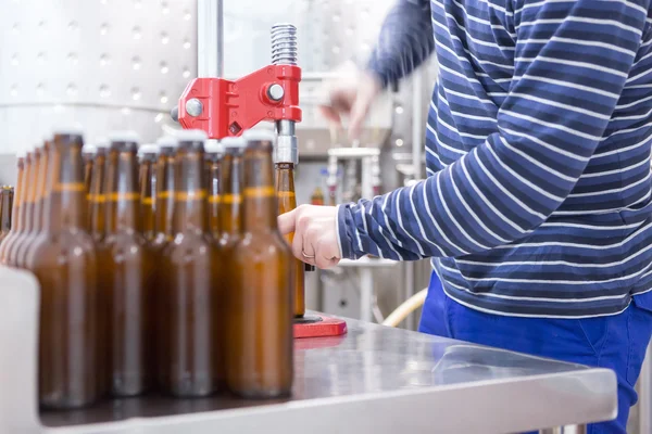 Man in process of beer brewing — Stock Photo, Image