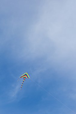 Renkli uçurtma gökte uçan