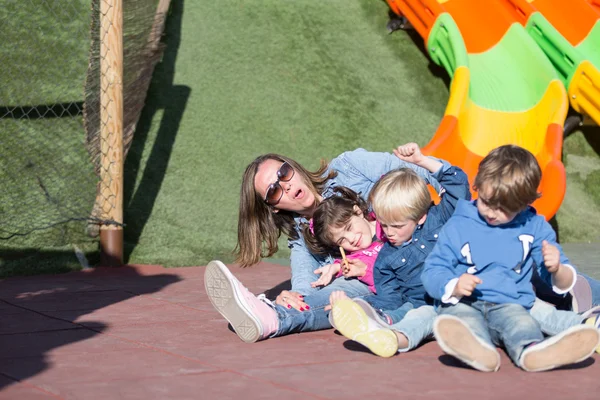 Niños divirtiéndose con madre —  Fotos de Stock