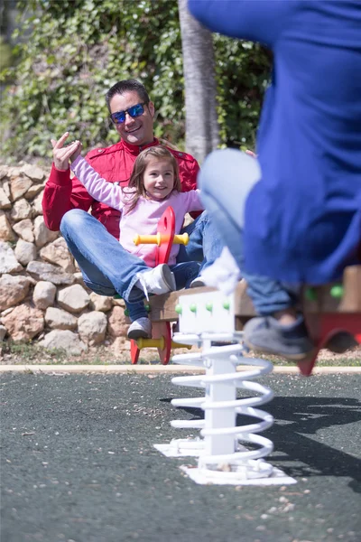 Padre con hija en columpios —  Fotos de Stock