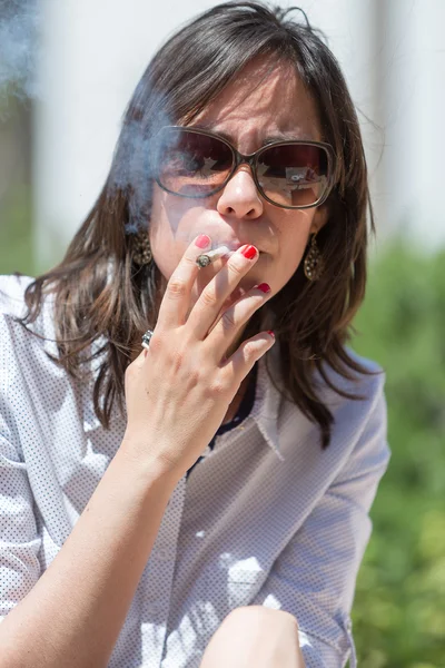 喫煙女性の肖像画 — ストック写真