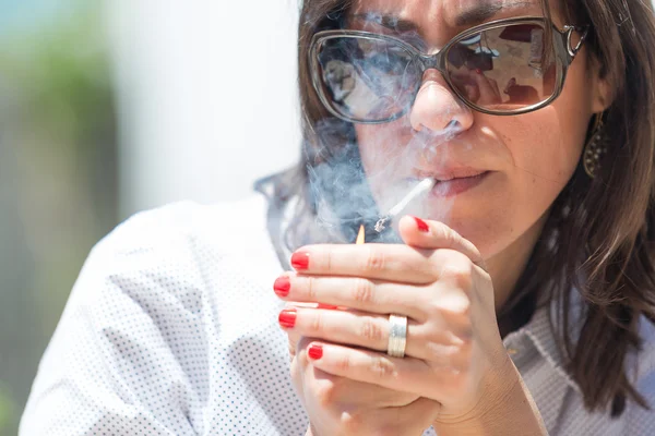タバコを女性ライト — ストック写真