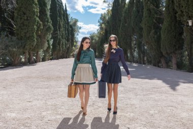 Kamera doğru yürüyüş bavul ile iki kadın