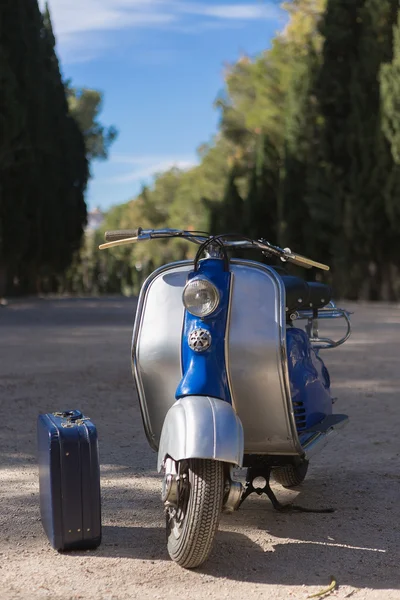 Motocicleta vintage en carretera —  Fotos de Stock