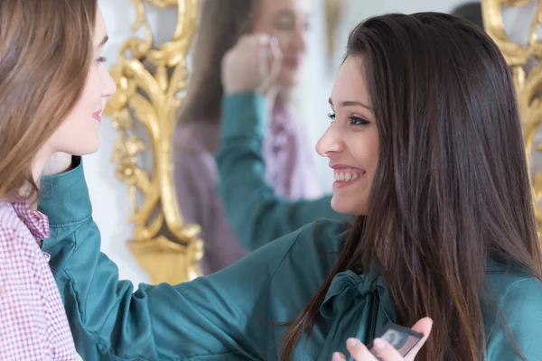Artista de maquiagem sorridente trabalhando com modelo — Fotografia de Stock