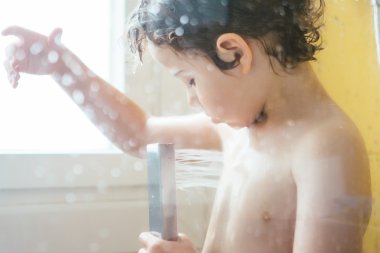 Yakın çekim çocuk hediye