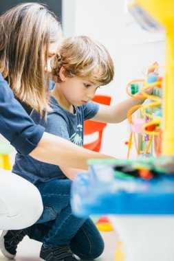 Anne ve çocuk parlak oyuncaklar ile oynama