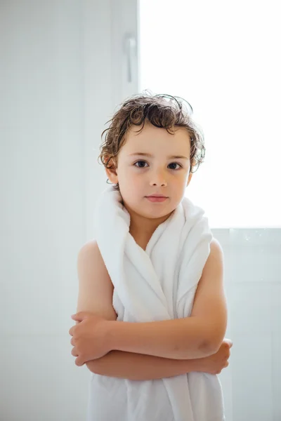 Mały chłopiec z biały ręcznik — Zdjęcie stockowe