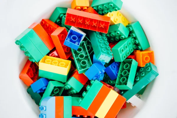 Primer plano de bloques de lego verdes, azules y rojos —  Fotos de Stock