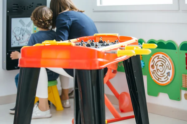 Madre y niño pintando a bordo —  Fotos de Stock