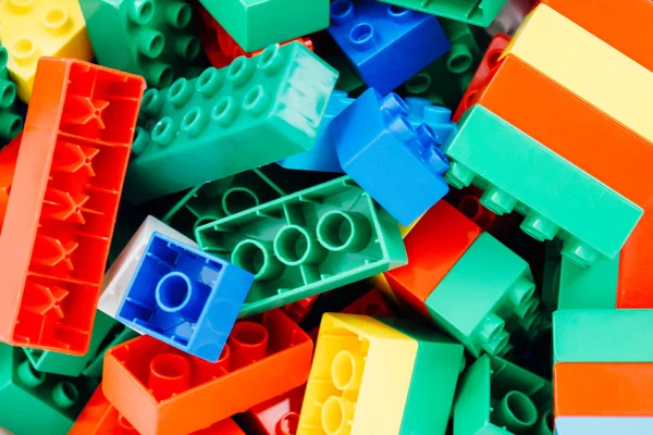 Montón de bloques de lego de colores en primer plano —  Fotos de Stock