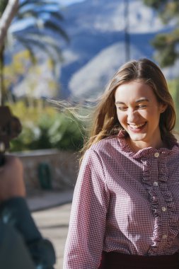 Çekici kadın gözleri kapalı gülümseyen