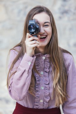 Vintage fotoğraf makinesi ile neşeli genç kadın